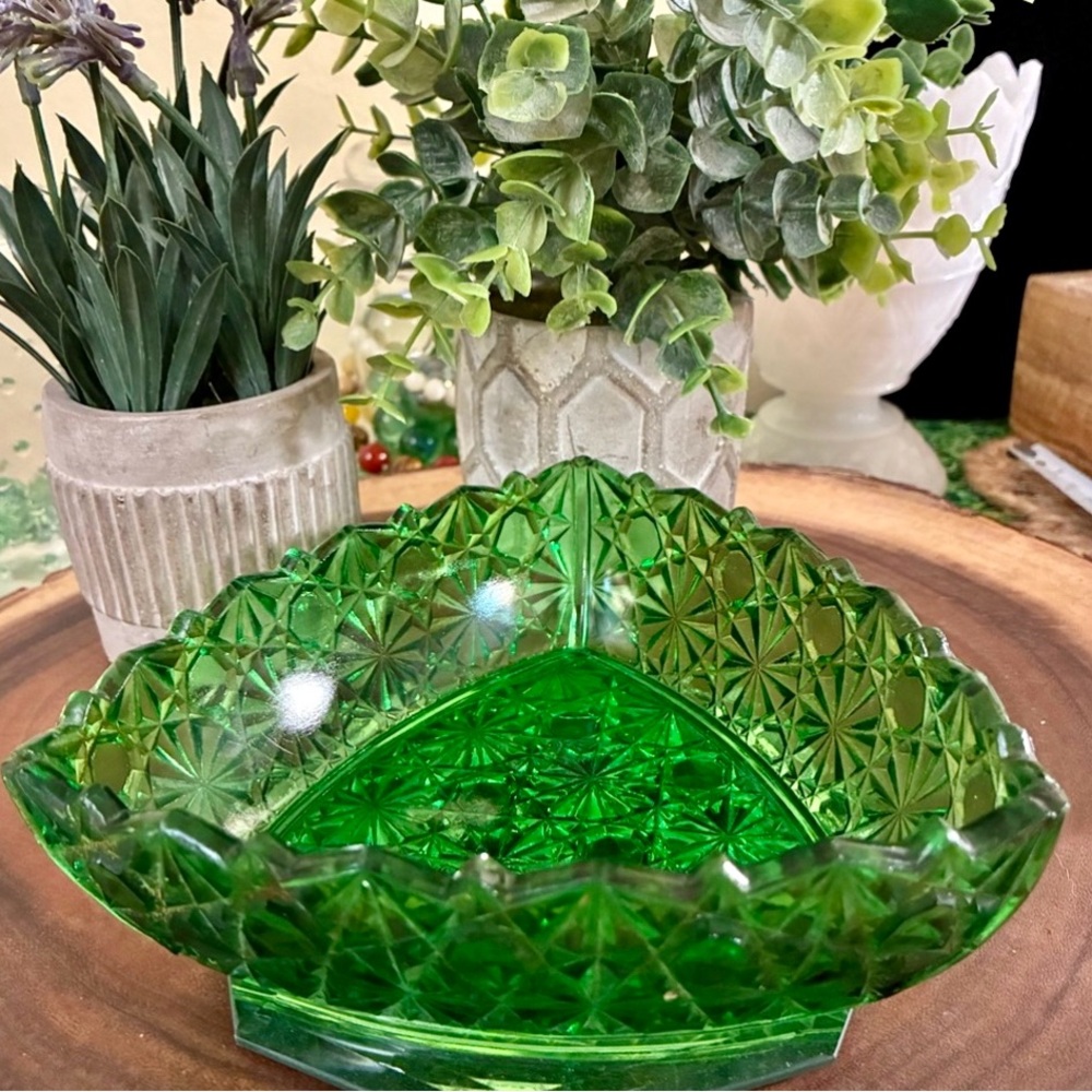 RARE Vintage Emerald Green Glass Daisy and Button Patterned Decorative Bowl